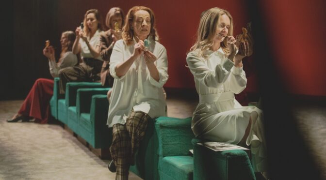 Austusavaldus naistele, kes olid enne meid